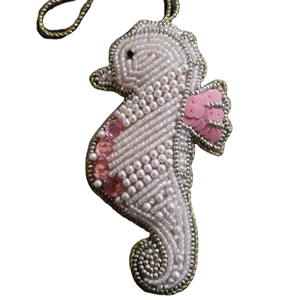 Llavero y accesorio para bolso con diseño de caballito de mar, bordado con cuentas de colores rosa y blanco, de la India. - Product Image 1