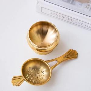 Passoire à thé en laiton à long manche Vedela Naturals avec support inférieur et filtre réutilisable pour feuilles en vrac - Design moderne - Product Image 3