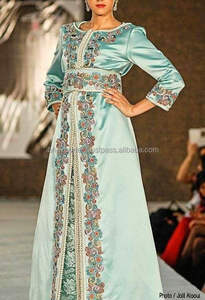 Caftan en soie et tissu imprimé en deux pièces avec broderie et dentelle convient parfaitement aux vêtements islamiques. - Product Image 2