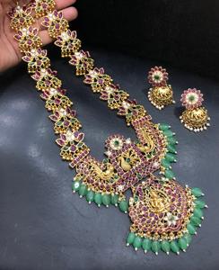 Diseño exclusivo de Kundan de calidad superior con aspecto de piedra Conjunto de collar largo chapado en oro con pendientes para boda para mujer - Product Image 2