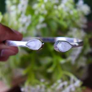 นาฬิกาทองเหลืองโบราณปรับได้กำไลข้อมือแฟชั่นงานแฮนด์เมดสีรุ้งมูนสโตนสไตล์ธิเบตชาวพุทธชุบเงินสำหรับงานปาร์ตี้ - Product Image 2