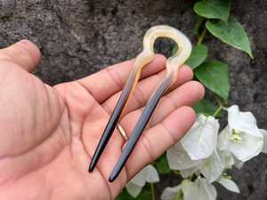 Épingle à cheveux en corne de buffle naturelle, accessoire classique pour cheveux, design élégant et unique. - Product Image 4