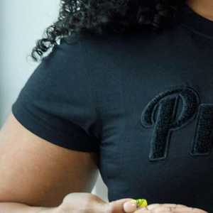 Camiseta gráfica negra 'APretty' para mujer, cuello redondo de manga corta con letras texturizadas, diseño inspirado en la Hermandad 2025, ropa griega - Product Image 4