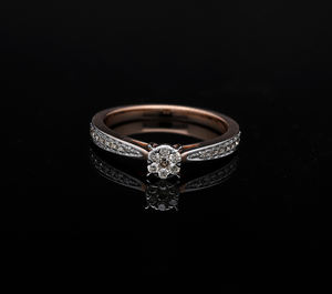 Bague classique en or massif 14 carats avec diamant CVD cultivé en laboratoire plaqué rhodium certifié IGI, diamants latéraux centraux pour femme - Product Image 2