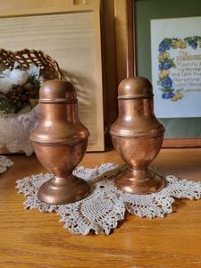 Sel poivre élégant et moderne en laiton avec surface réfléchissante légère et bords tactiles, idéal pour le style de table contemporain - Product Image 3