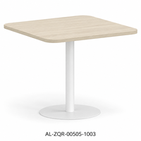 Table de réunion carrée compacte avec plateau en bois grainé beige clair et piédestal blanc pour les zones de réception et de discussion au bureau