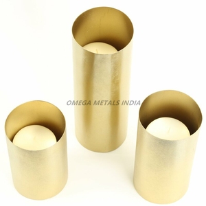 Ensemble de vases cylindriques de luxe en métal doré avec finition mate lisse et design minimaliste moderne pour une décoration élégante de bureau et d'événement - Product Image 1