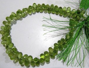 Peridoto natural Forma de gota de lágrima Briolette Facetado 4x6mm a 5x8mm Hilo de cuentas 8 pulgadas de largo - Product Image 2