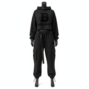 Ensemble sweat à capuche court et pantalon cargo en molleton de coton et polyester 320 GSM premium, noir, avec logo en silicone, pour femme - Product Image 1