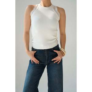 Débardeur en dentelle tricotée blanc cassé. - Product Image 1