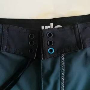 Pantalones cortos de baloncesto de malla con logotipo impreso personalizado, dos bolsillos con dobladillo lateral profundo, pantalones cortos básicos de verano para hombre, pantalones cortos de malla personalizados con entrepierna de 5 pulgadas - Product Image 3