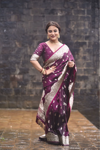 Sari de Seda Suave Banarasi en Color Vino |   Tela de Zari Plateada para Vestidos de Novia, Elegante Zari Plateado para Festivales y Eventos Tradicionales - Product Image 4