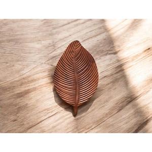 Elegante plato de madera de acacia para servir, bandeja de hojas de madera duradera de alta calidad para aperitivos, magdalenas, pasteles, decoración del hogar - Product Image 3