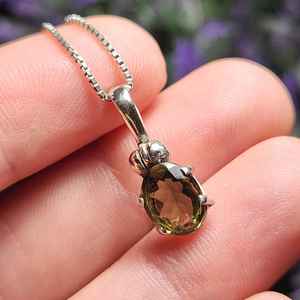 Exclusivo Colgante de Cristal de Moldavita |   Piedra facetada auténtica de estilo vintage |   Bañado en Oro |   Joyería de Crecimiento Espiritual, Regalo para Él - Product Image 6