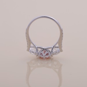 Anillo de compromiso de lujo con tres piedras de diamantes rosas y blancos, en oro blanco y oro rosa de 18 quilates, corte redondo. - Product Image 6