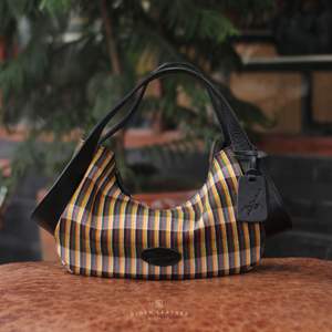 Sac à main traditionnel à rayures artisanales avec garniture en cuir noir de qualité supérieure et design à double sangle par Djoen Leather - Product Image 1