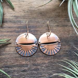 Boucles d'oreilles en cuivre de style traditionnel pour filles avec des détails artisanaux vintage parfaits pour les cadeaux et les vêtements quotidiens - Product Image 6