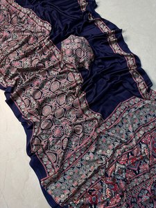 Ya sea con estilo para reuniones festivas o usado como una pieza de herencia, este sari Kalamkari es una inversión en el alma artística de la India. - Product Image 3