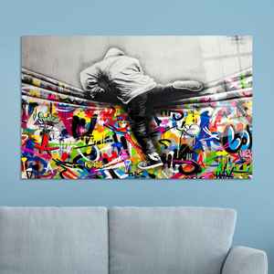 Póster en lienzo Urban Graffiti Climber: Impresión moderna y atrevida de arte callejero, arte en vidrio templado - Product Image 1