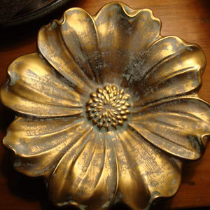 Cendrier rond classique en laiton avec forme de fleur qui empêche la propagation des cendres et garde la surface propre et soignée - Product Image 1