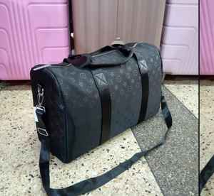 Sac de sport élégant pour hommes Sac de sport de voyage de grande capacité Sac à bandoulière durable en nylon et polyester - Product Image 5