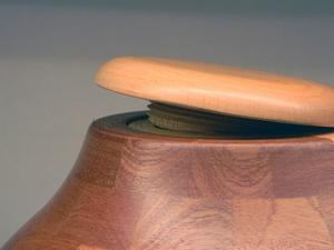 Urna de cremación de madera para cenizas humanas Urna de cremación de tamaño completo Urnas de entierro humano de madera torneada Suministros funerarios - Product Image 4