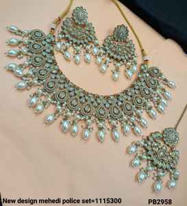 Belle Superbe Zircon Cubique Cristal Feuille Forme Dangle Mehandi Plaqué Bijoux De Mariage Avec Boucles D'oreilles Mangtika Pour Les Femmes - Product Image 4