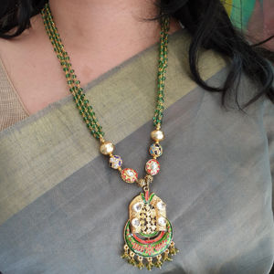 Ensemble de pendentifs Meenakari en perles vertes pour femmes élégantes avec boucles d'oreilles Mode ethnique Bijoux traditionnels indiens pour femmes - Product Image 1