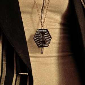 Collier en plexiglas hexagonal - Product Image 4