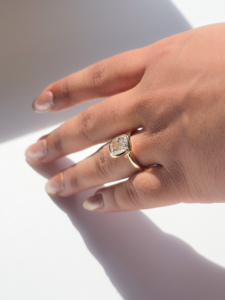 Bague solitaire en diamant de culture de forme coussin, sertie clos, en or jaune 14 ou 18 carats, bague de fiançailles moderne pour femme, cadeau - Product Image 5