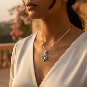 Pendentif classique en argent 925 avec topaze bleue, serti clos, forme ovale, unisexe, bijou de tous les jours, marque A, fabriqué au Rajasthan - Product Image 2