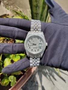 นาฬิกาผู้ชายดีไซน์ฮิปฮอปสุดหรู ประดับเพชรโมอิสซาไนต์ระดับพรีเมียม สายสแตนเลสสตีล ตัวเรือนหนา 5 มม. แบบอนาล็อก - Product Image 4