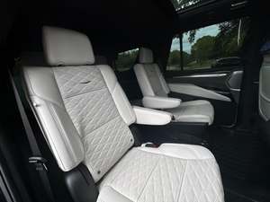 Precioso Cadillac Escalade 2024 Gris Metálico, Premium Luxury Platinum 4WD, Usado, Llave de Encendido Remoto, Asientos de Cuero, Ruedas de Aleación - Product Image 5