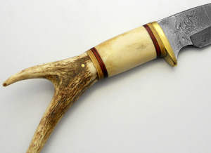 Skinner professionnel en acier damas fait à la main de haute qualité avec poignée en corne avec gaine en cuir pur. - Product Image 5