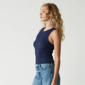 Top court en tissu froissé chic-Design tendance pour jeunes adultes, disponible en imprimés et solides, garde-robe d'été incontournable - Product Image 3