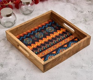 Vente en gros Plateau de service en bois tissé à la main avec poignée Plateau à café et à fruits imprimé - Product Image 1