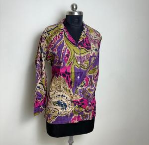 Camisa étnica de algodón de diseñador para mujer con estampado Ikat negro y multicolor Manga larga y decoración de encaje Estampado Ikat negro - Product Image 1