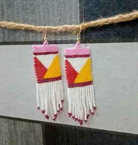 Boucles d'oreilles à crochet multicolores bohèmes chic en perles de rocaille avec franges, bijoux tendance inspirés des tenues de plage, cadeaux au style bohème - Product Image 1