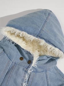 Chaqueta con Capucha de Mezclilla Azul Claro con Forro de Piel Sintética, Cierre de Botones, Corte Holgado, Abrigo Casual de Invierno, Lavado Desgastado, Elegante - Product Image 3
