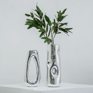 Vase en aluminium martelé avec style traditionnel et éclat métallique adapté aux arrangements de maison rustiques chics ou classiques - Product Image 1