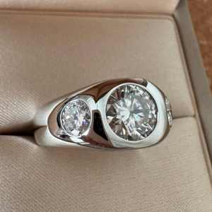 Anillo Solitario Ancho Personalizable con Engaste de Bisel y Corte Original de Moissanita, Plata 925 con Baño de Rodio, Joyería Fina, Anillo de Compromiso - Product Image 6