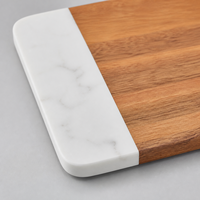 Planche à charcuterie en bois d'acacia et marbre blanc avec poignée en forme de pagaie pour servir le fromage, cuisine, hôtel et restaurant