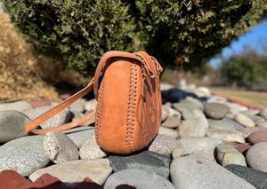 Bolso de hombro de cuero genuino de estilo vintage, cierre de cremallera duradero, botón manual, diseño de flores en relieve, cadenas grandes - Product Image 2