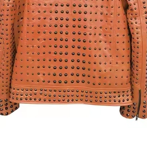 Chaqueta de invierno de cuero con tachuelas para hombre auténtico con exterior suave en el interior y almacenamiento práctico para un uso constante en clima frío - Product Image 6