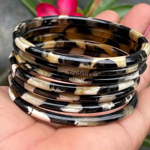 Pulseras de Cuerno Premium Hechas a Mano, Estilo Étnico Boho, Conjunto de Pulseras Unisex, Regalo Único, Joyería Natural de Tradebyd - Product Image 1