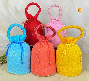 Nouveauté Lucknowi Potali Sacs en soie à cordon de serrage perlé Bhaji Bidd Mehendi Dholki Eidi Sacs-cadeaux pour faveurs de mariage - Product Image 1