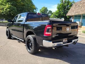 2023 Ram 1500 Laramie Crew CAB 4WD รถกระบะมือสองหนังสีเข้มกระปุกเกียร์อัตโนมัติด้านหลังกล้อง R17ยางอลูมิเนียมอัลลอยด์ - Product Image 4