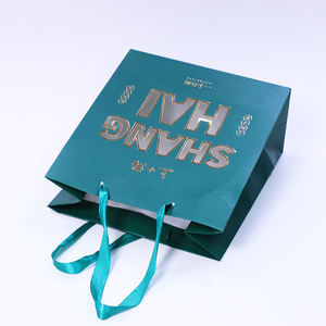 Sac en papier d'achat de luxe noir avec poignées, logo imprimé en estampe dorée, sacs en papier cadeau noirs personnalisables pour les promotions - Product Image 5