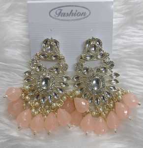 Boucles d'oreilles indiennes à la mode pour femmes parfaites pour un usage quotidien Style de bureau et looks décontractés Mode incontournable de la saison - Product Image 1