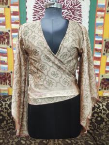Blusa modesta de seda Vintage India hecha a mano estilo bohemio Hippie Beige Top corto cruzado con mangas de campana con lazo frontal para el verano - Product Image 4